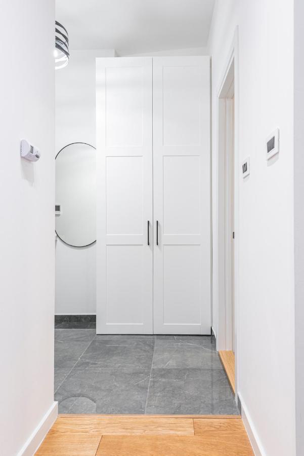 Vertigo One Bedroom Apartment-Free Private Parking Novi Sad Bagian luar foto