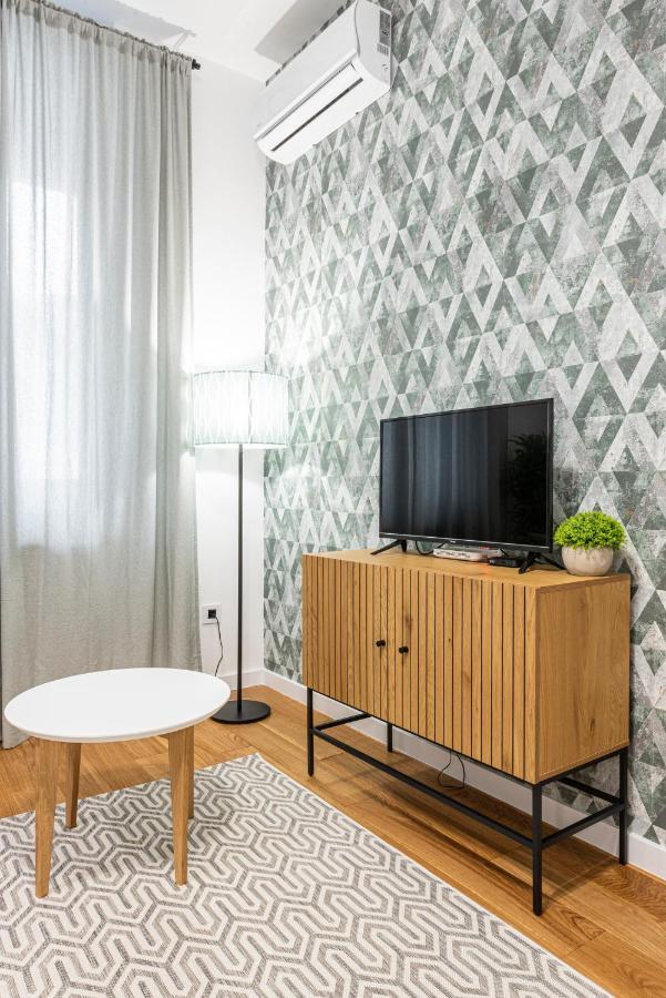 Vertigo One Bedroom Apartment-Free Private Parking Novi Sad Bagian luar foto