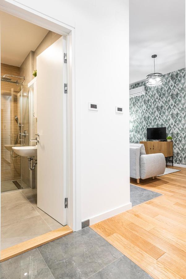 Vertigo One Bedroom Apartment-Free Private Parking Novi Sad Bagian luar foto